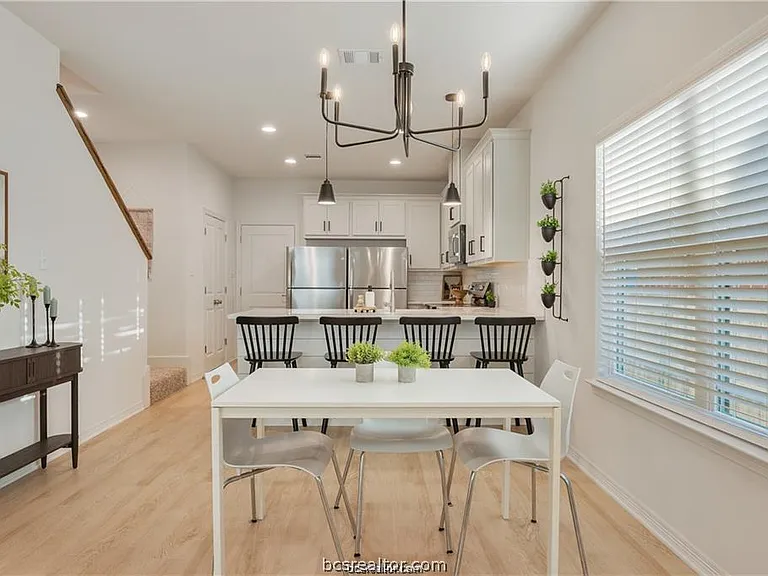 216 Richards St — Photo 4