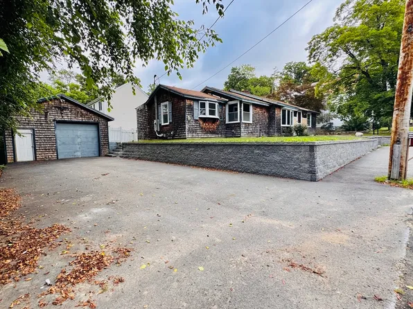 22 Lincoln Ave, Plainville, MA 02762