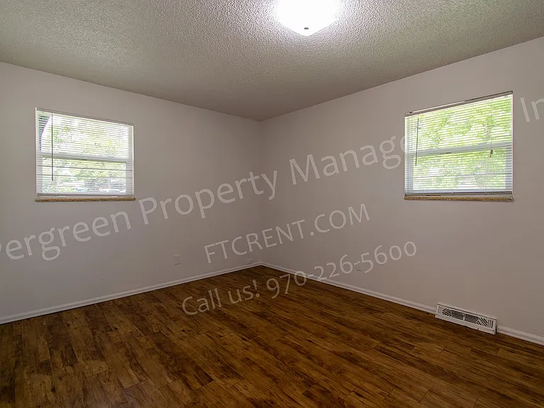 2439 Clearview Ave — Photo 17