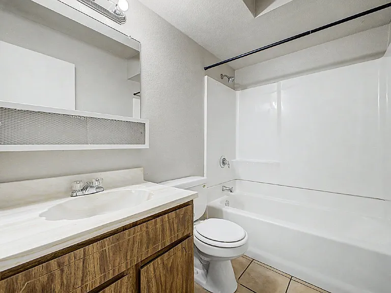2521 N 49th Ave — Photo 25