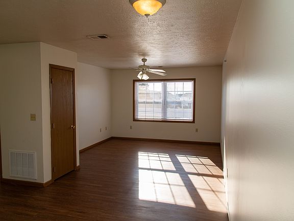 3rd image of 200 Pinecrest Plz #4dd5f7f2e
