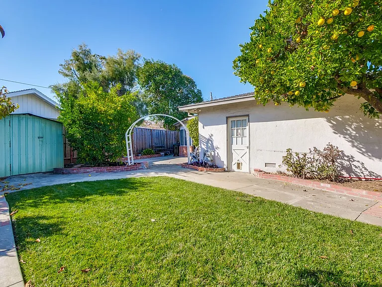 4712 Clarendon Dr — Photo 5