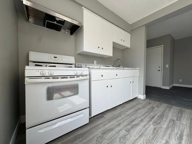 1727 Reaney Ave E — Photo 1