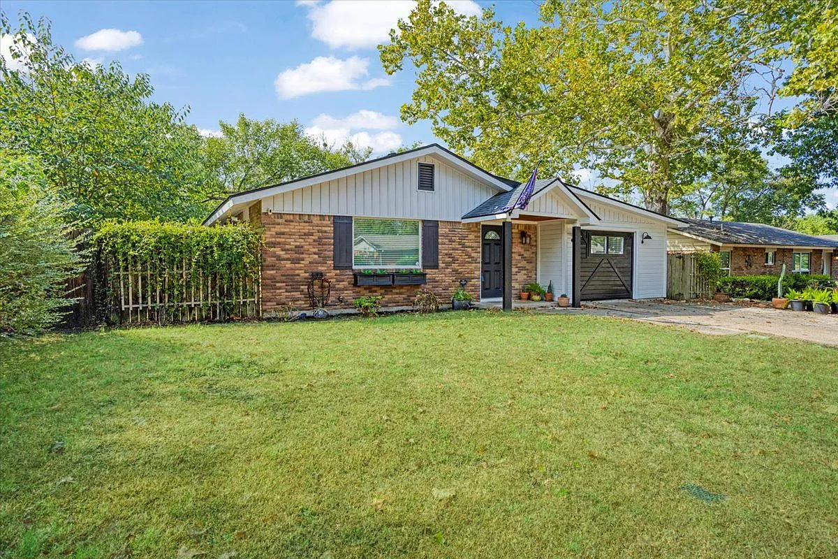 3 bed, 1.0 bath, 1239 sqft, $1,300 — Photo 1