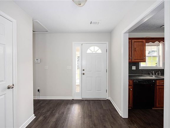 3rd image of 12 Redwood Dr