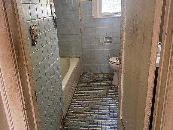 5th image of 2804 S Illinois St