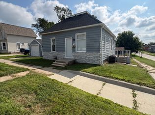 305 9th St, Marion, IA 52302