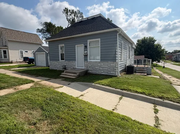 305 9th St, Marion, IA 52302