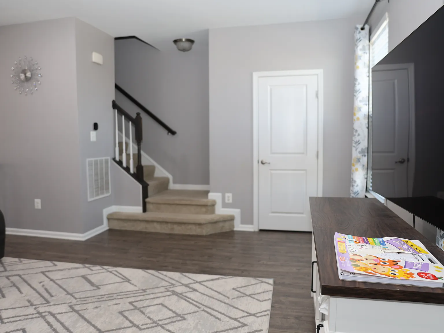 3 bed, 2.5 bath, 2320 sqft, $3,000 — Photo 3