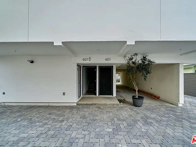 601 1/2 W 41st Pl — Photo 2
