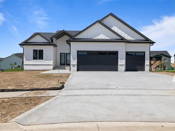 435 NW Red Oak Ct, Waukee, IA 50263