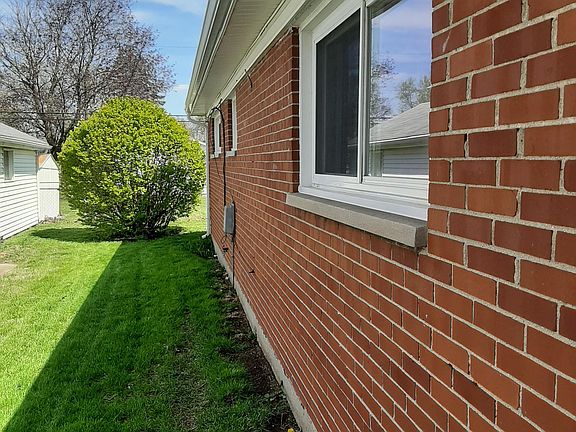 3rd image of 2256 Russet Ave