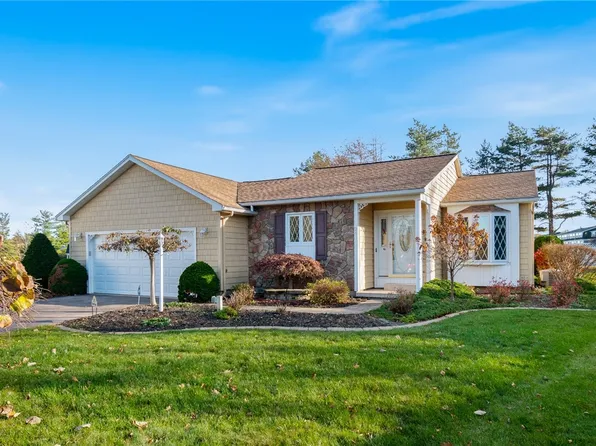 24 Calman Pl, Canandaigua, NY 14424