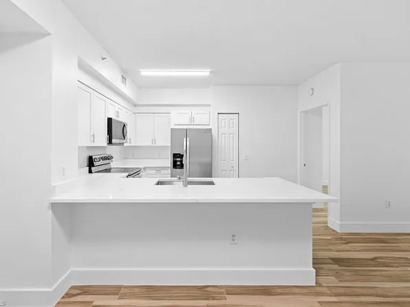 1225 Reserve Way APT 102, Naples, FL 34105