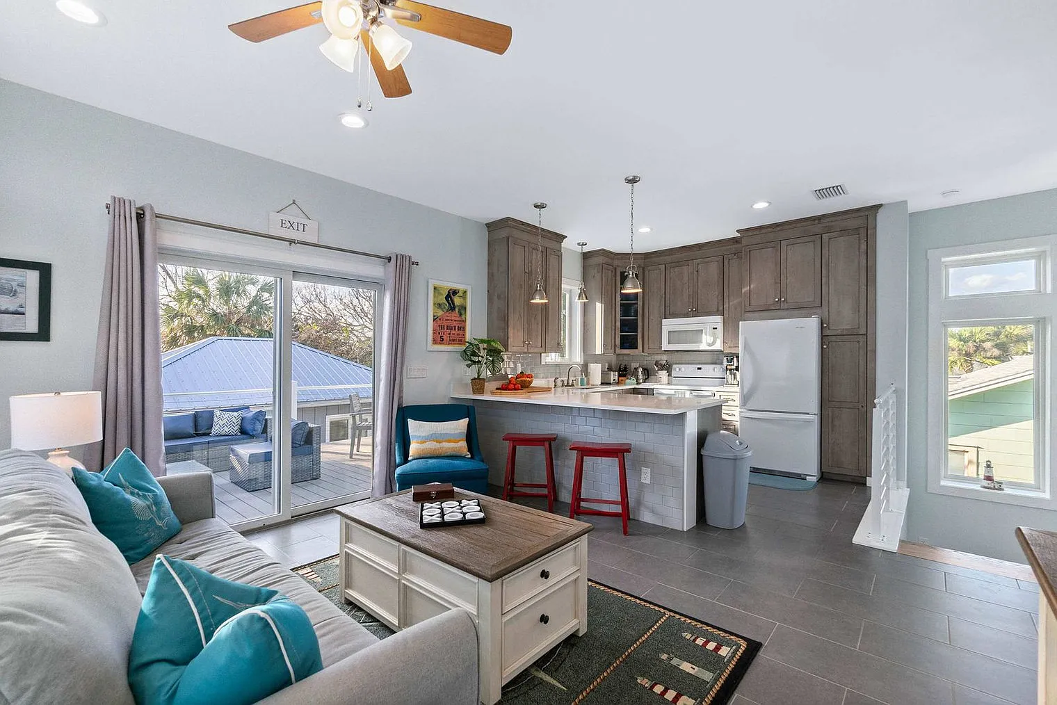 3 bed, 2.0 bath, 1237 sqft, $4,008 — Photo 2