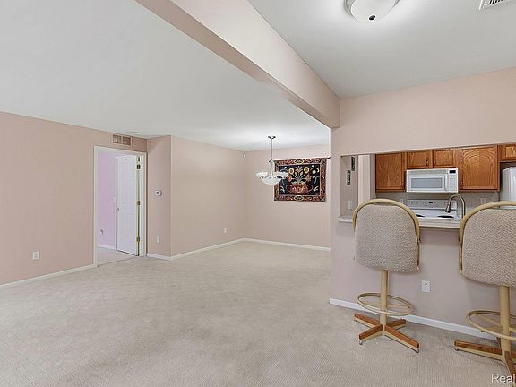 4th image of 43427 Claremont Dr E
