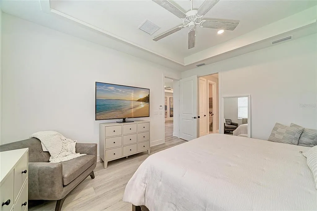 4 bed, 2.0 bath, 1978 sqft, $4,800 — Photo 3
