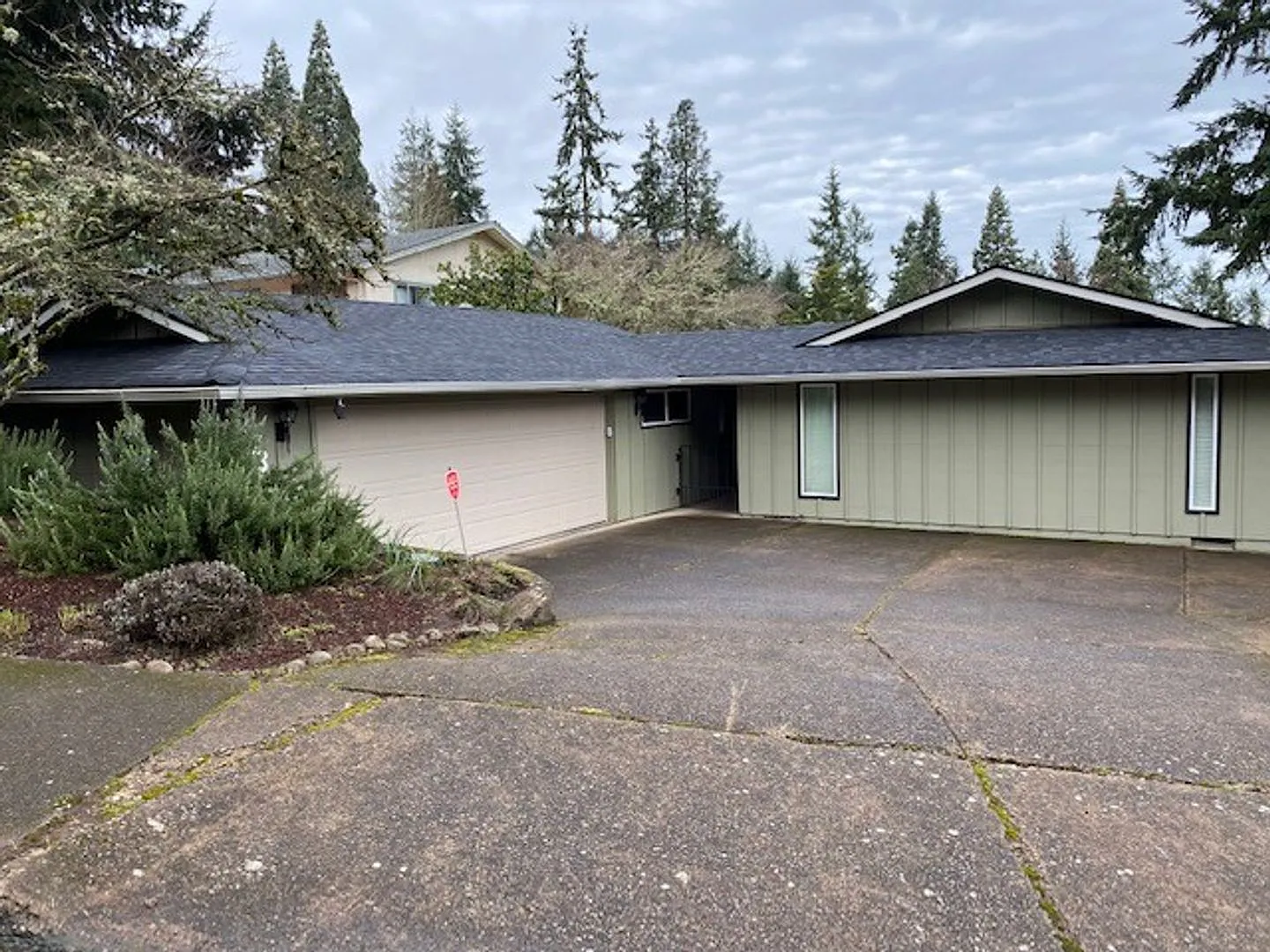 Beautiful South Eugene Home — Photo 1