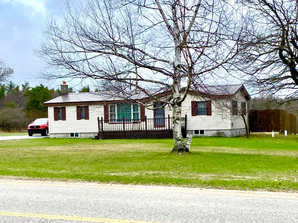 W7758 Hiawatha Trl, Naubinway, MI 49762