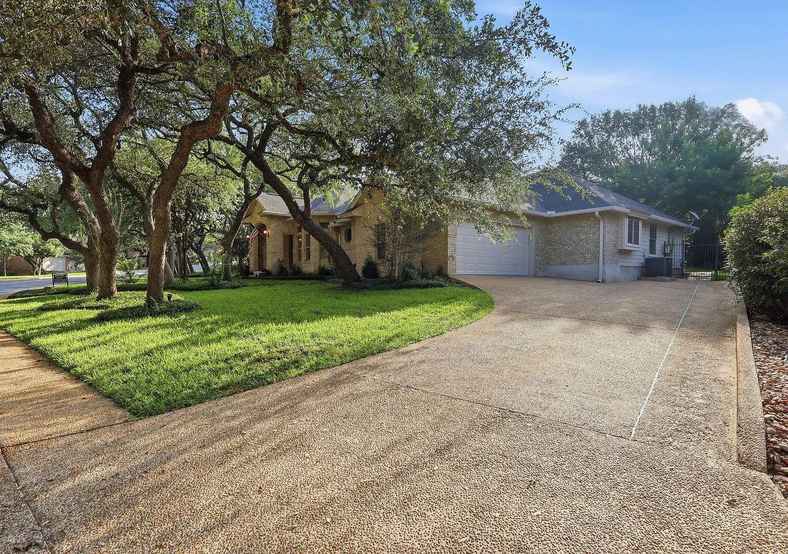 Beautiful Home with Pool! — Photo 4