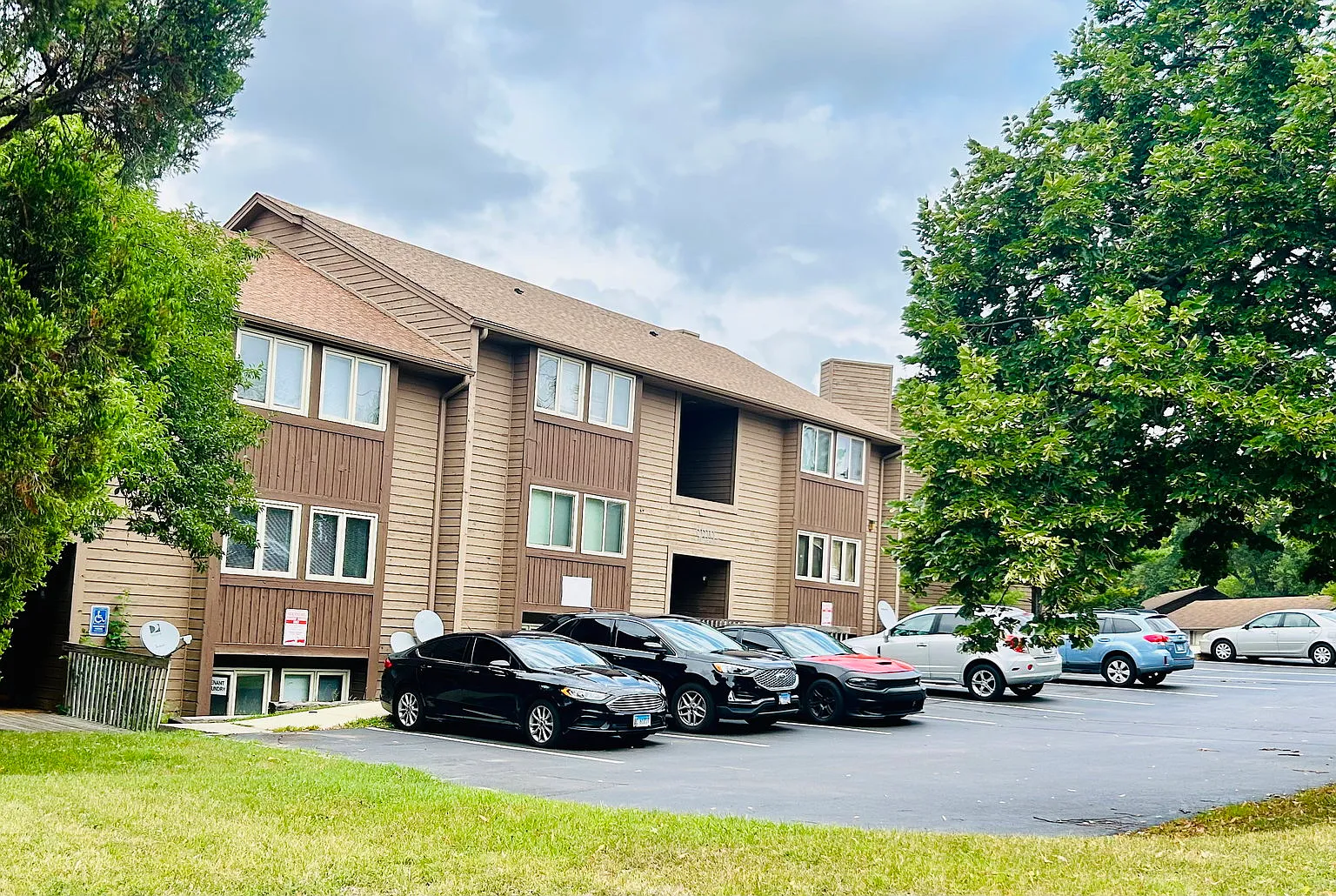 Foxwood Apartments — Photo 2