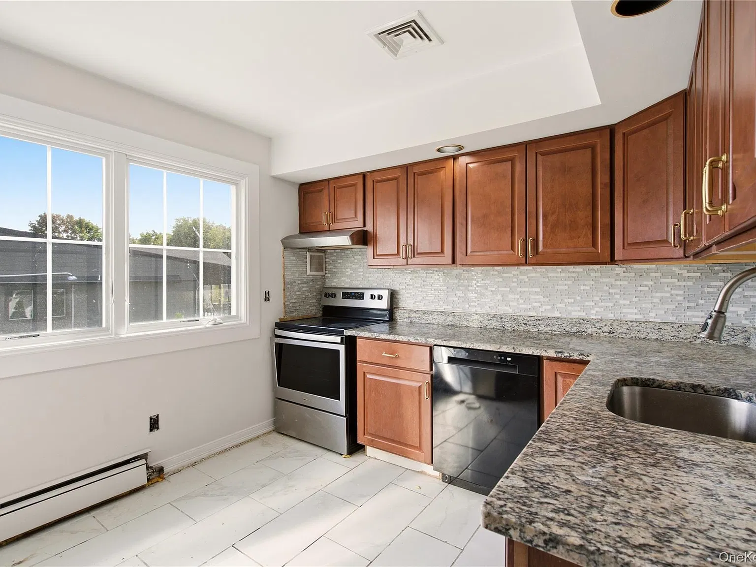 4 bed, 2.0 bath, 1897 sqft, $6,500 — Photo 3