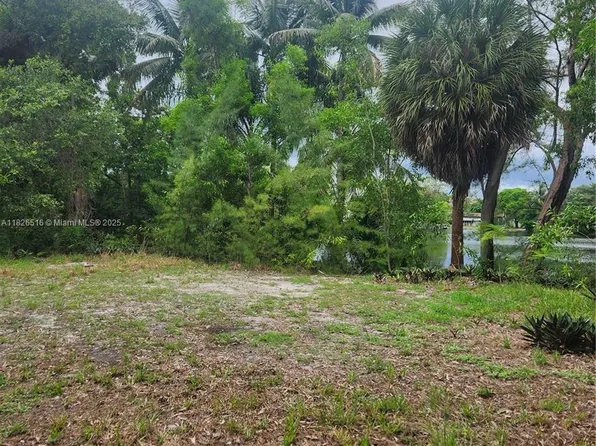 14 Dr NW, Miami, FL 33167