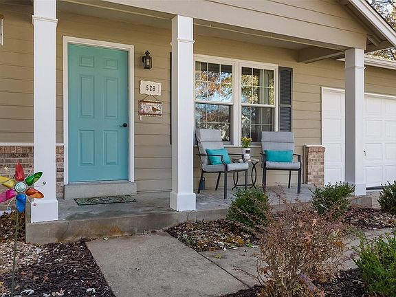 Welcoming covered front porch!