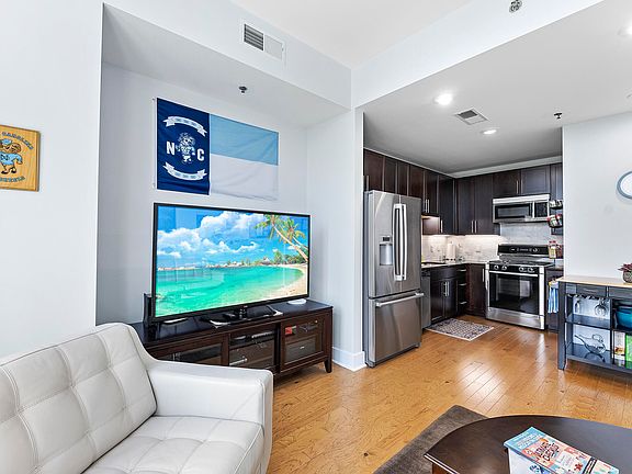 5th image of 140 W Franklin St #415