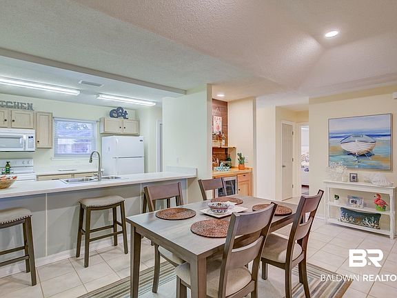 3rd image of 9589 Villas Dr