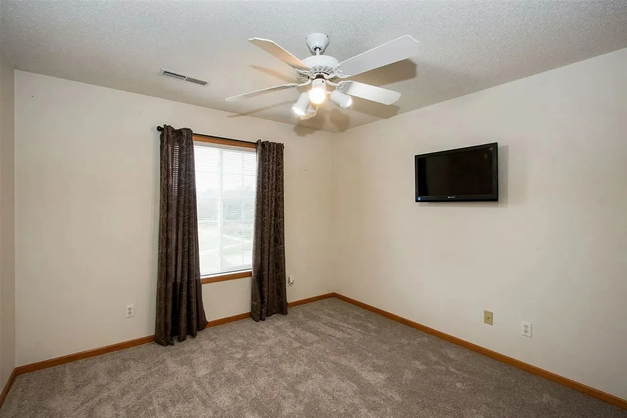 3 bed, 1406 sqft, $1,550 — Photo 2