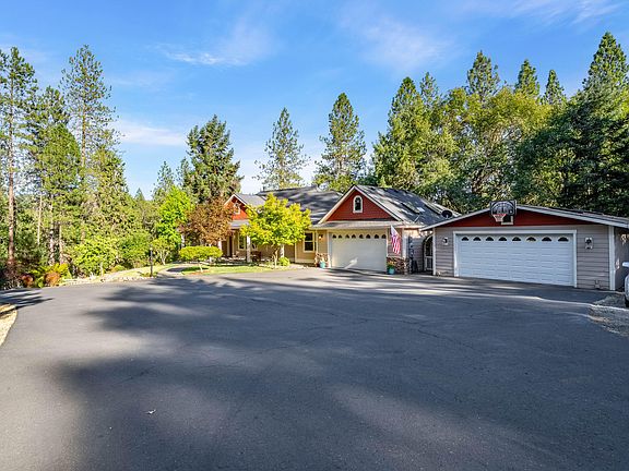 3rd image of 1260 Pinecrest Dr