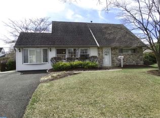 14 Canary Rd, Levittown, PA 19057