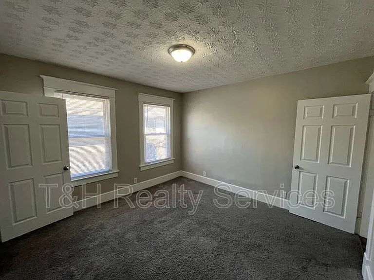512 E 33rd St — Photo 14