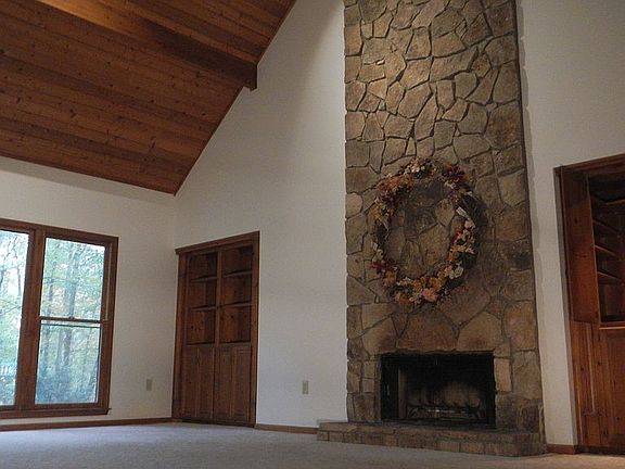 Great Rm w/20ft ceiling