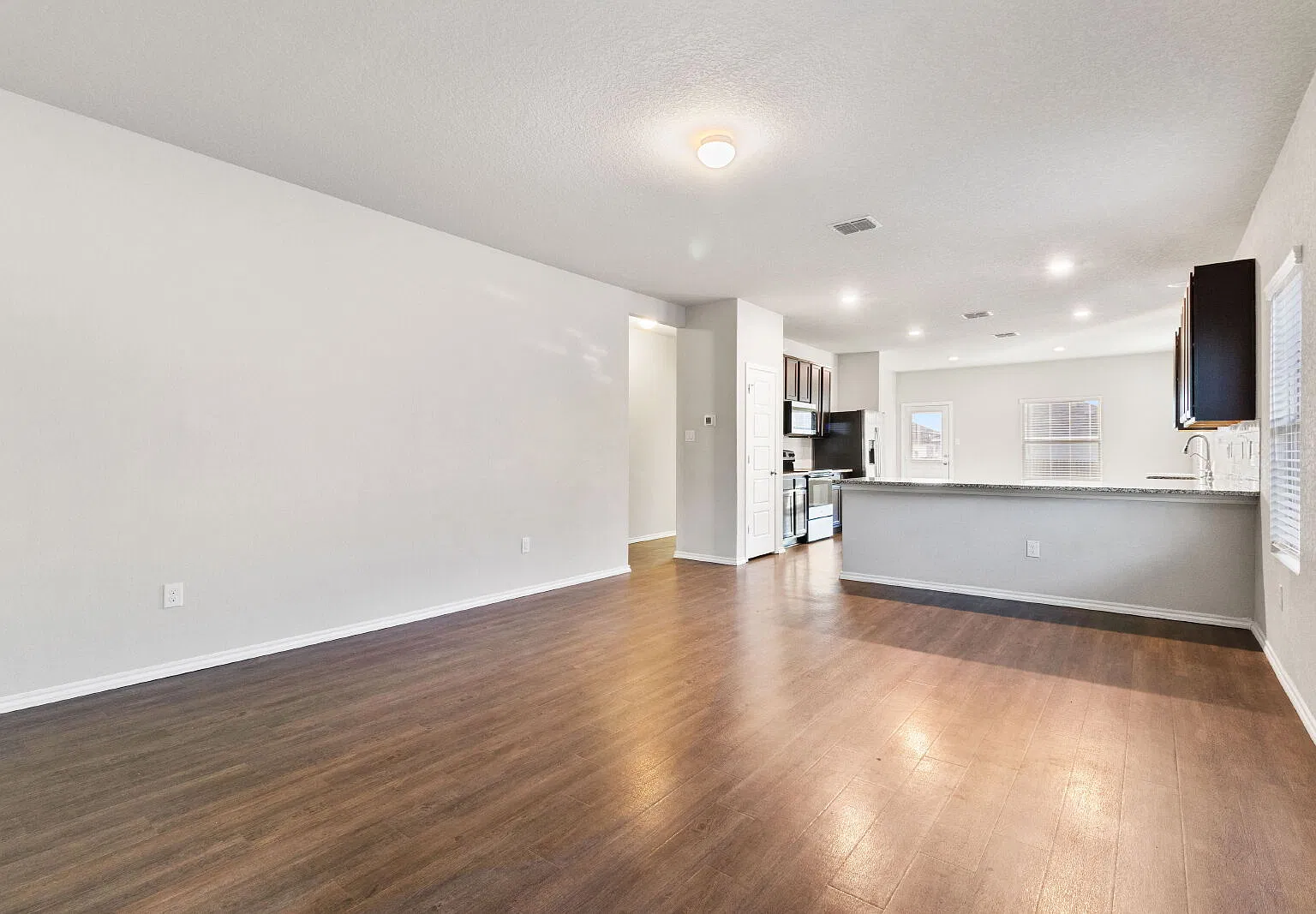 4 bed, 2.5 bath, 2635 sqft, $2,200 — Photo 3