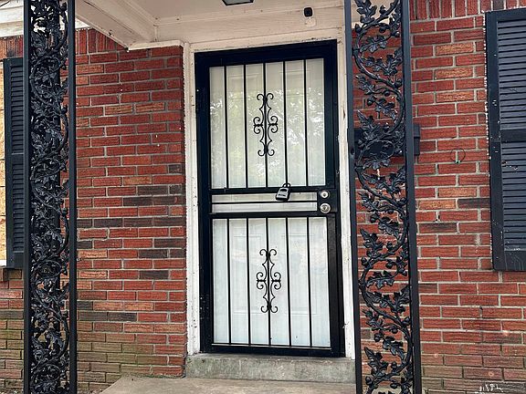 3rd image of 4015 Queensbury Cir