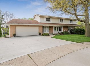 2800 Ashwood Dr, Urbandale, IA 50322