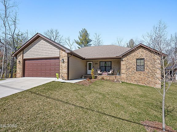 2nd image of 103 Thornhill Ln