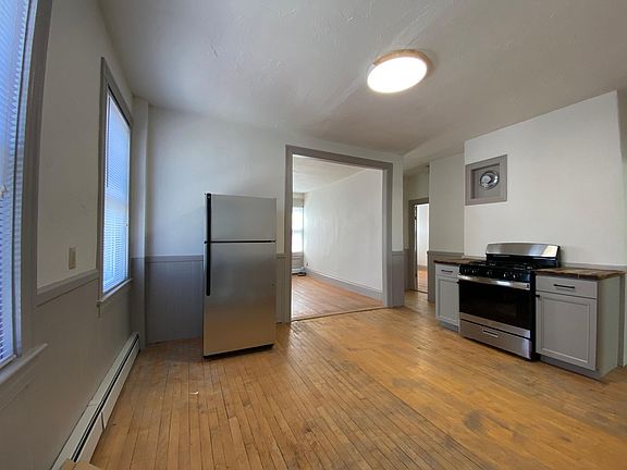 4th image of 135 Courtland St #4