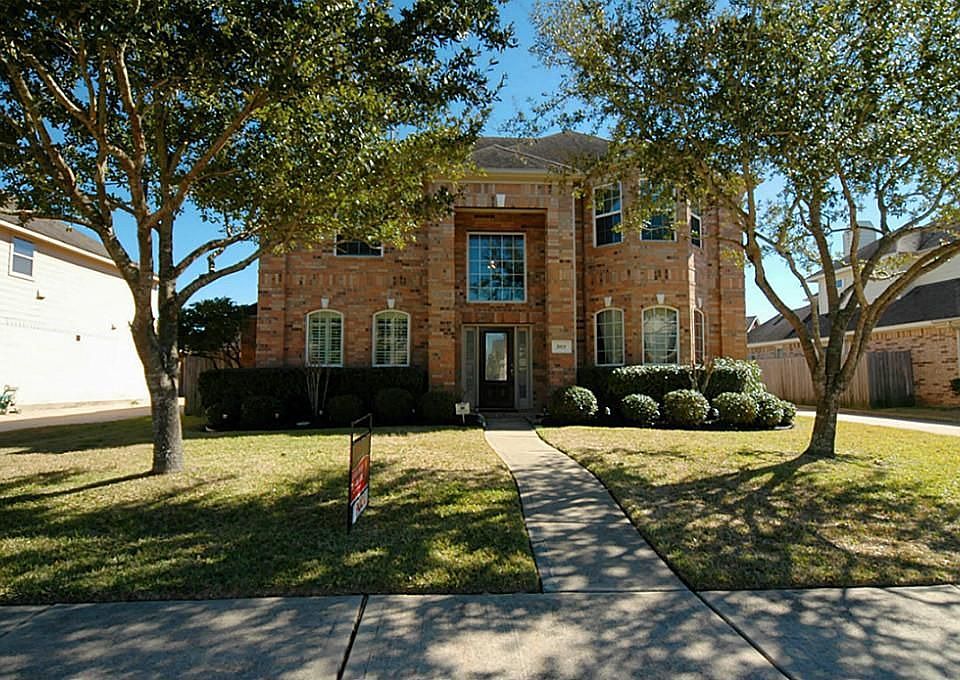 This beautiful home is one of the few properties available with a swimming pool in the Silverlake/Si