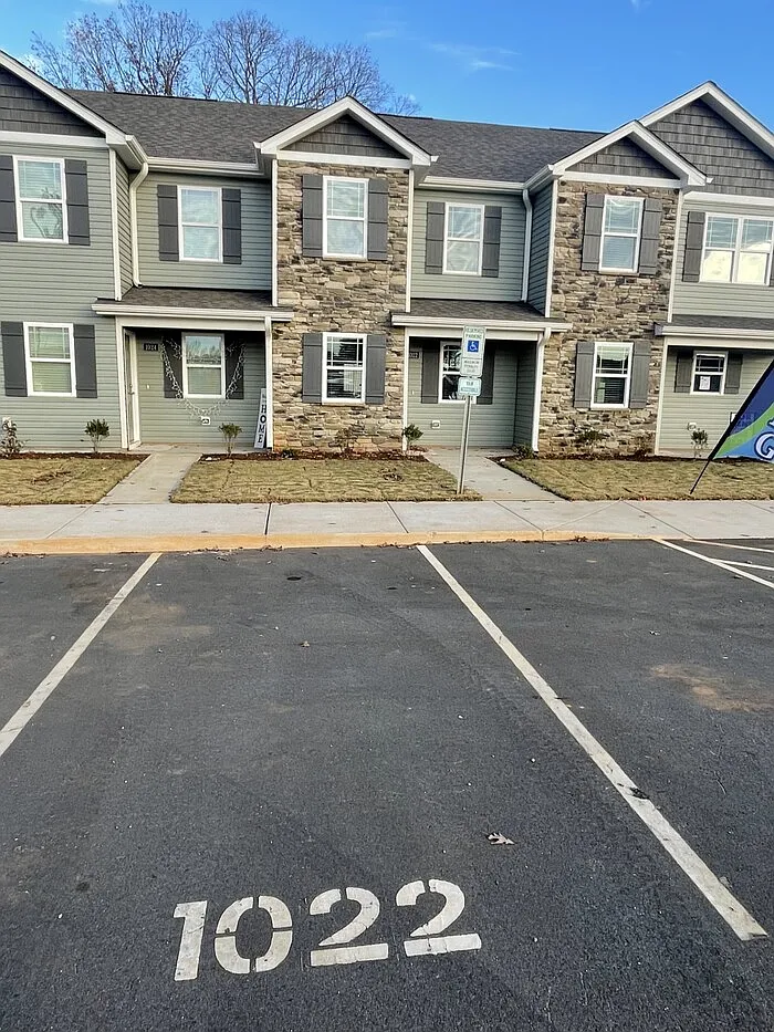 2 bed, 2.5 bath, 1033 sqft, $1,495 — Photo 4