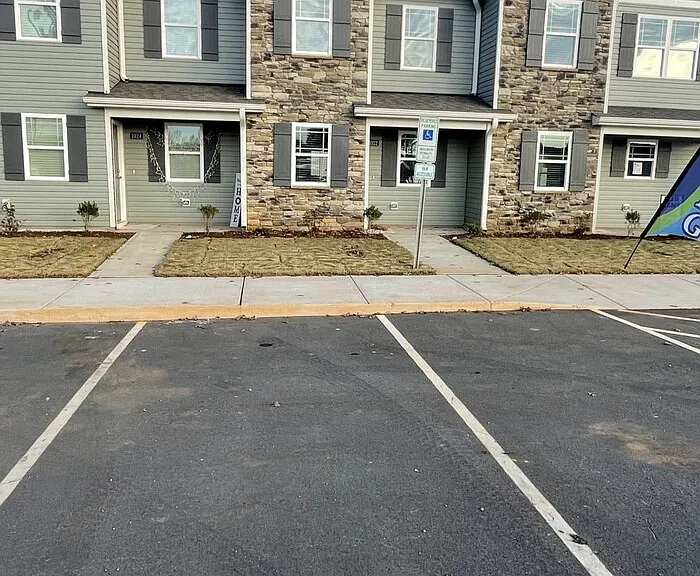 1022 Peony Ln — Photo 4