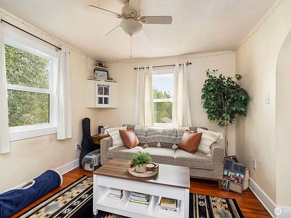 2nd image of 906 15th St APT 3