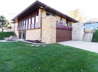 8900 Buena Vista Ct, Urbandale, IA 50322