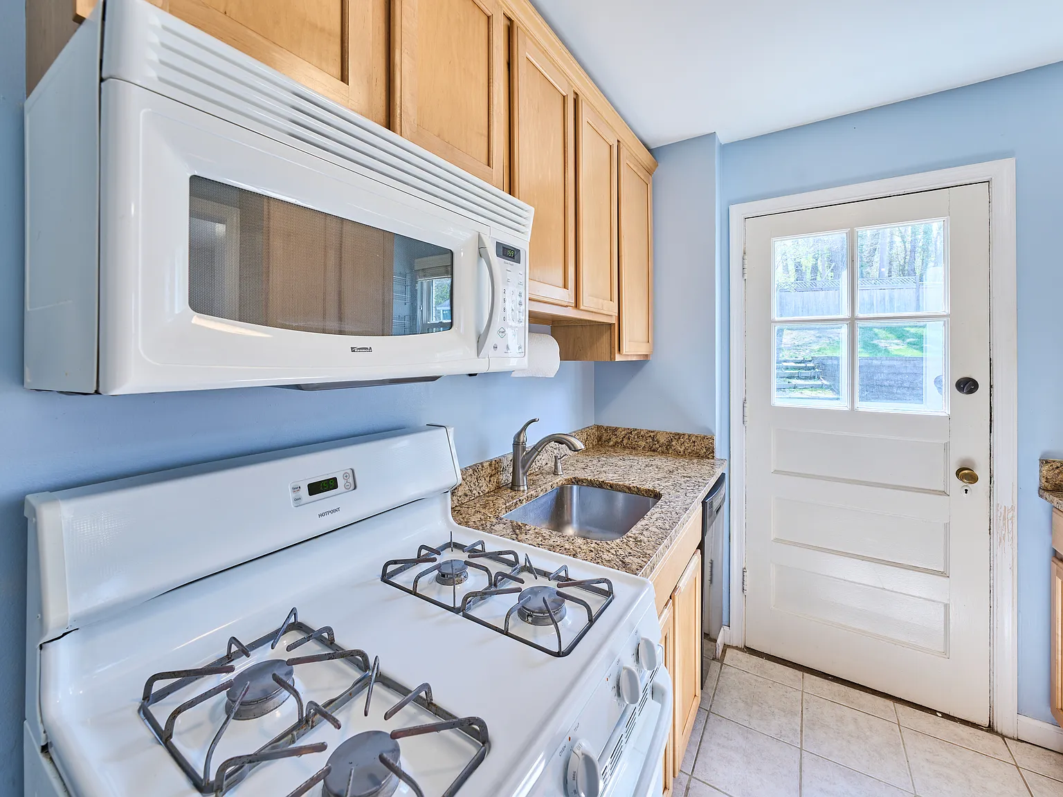 2 bed, 1.5 bath, 816 sqft, $2,700 — Photo 3