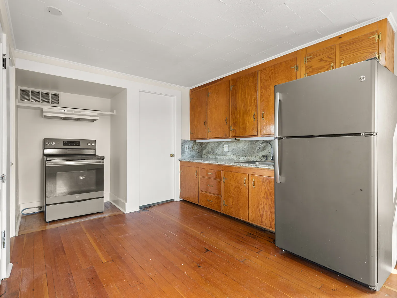 3 bed, 1024 sqft, $2,400 — Photo 3