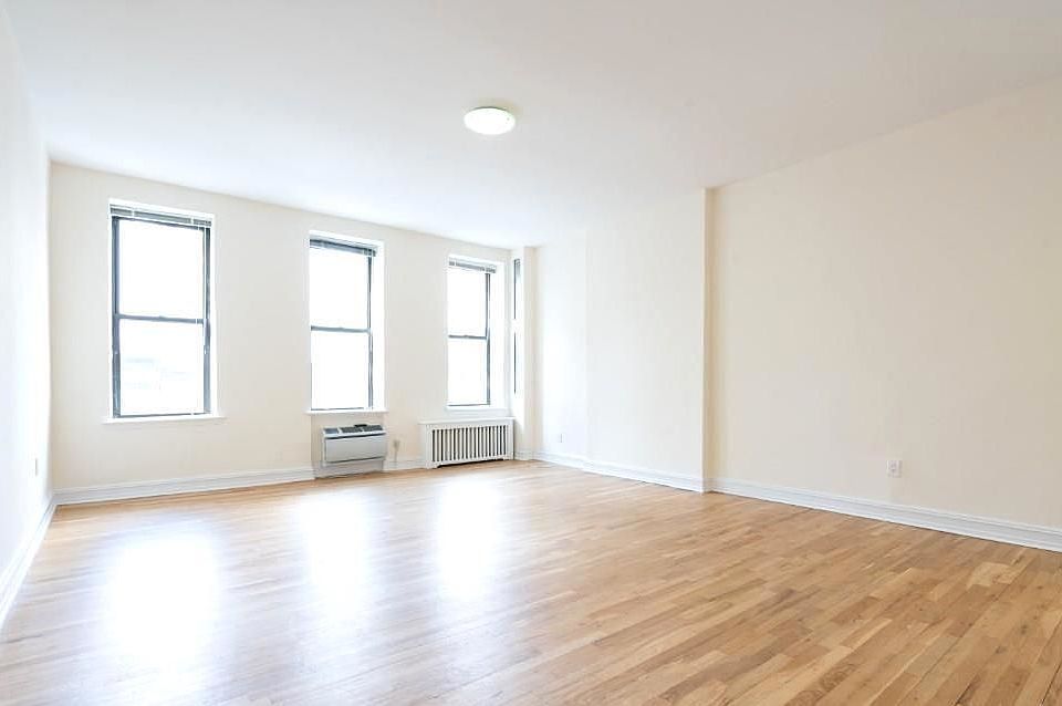 1st image of 218 E 9th St #4