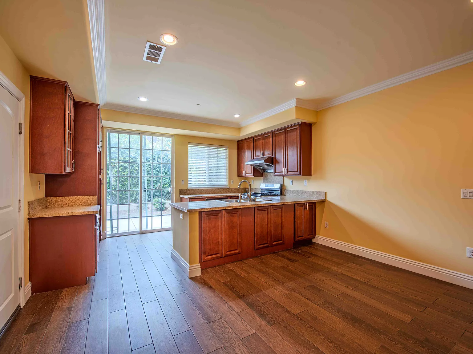 3 bed, 2.5 bath, 1670 sqft, $4,595 — Photo 2