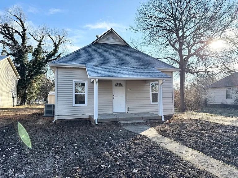 222 N Lee Ave — Photo 17